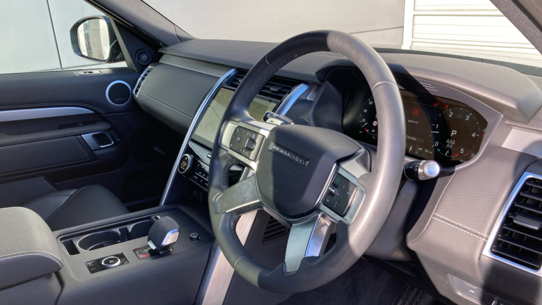 Land Rover Discovery 3.0 D300 Dynamic SE 5dr Auto Diesel Station Wagon